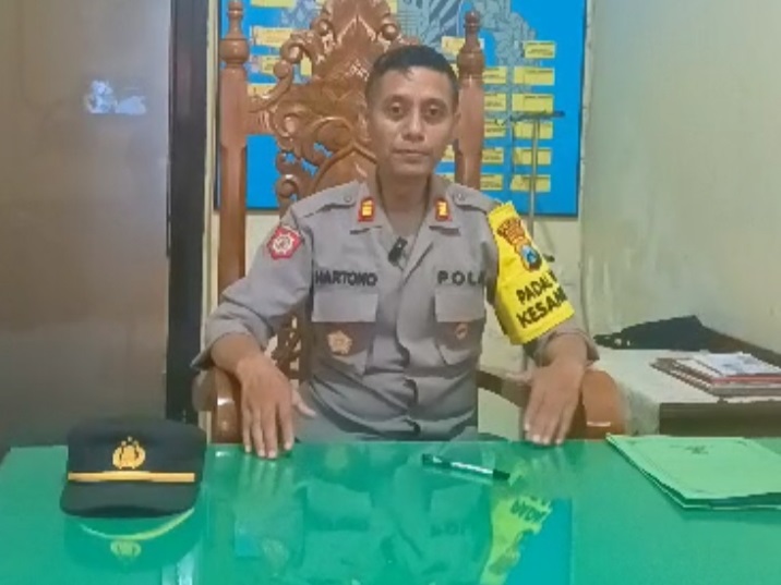 Kapolsek Kesamben AKP Suhartono beri keterangan kepada wartawan. SP/Lestariono