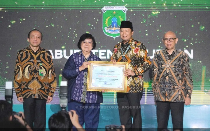 Bupati Pasuruan Irsyad Yusuf saat menerima piagam penghargaan dari Menteri lingkungan hidup dan kehutanan Siti Nurbaya.