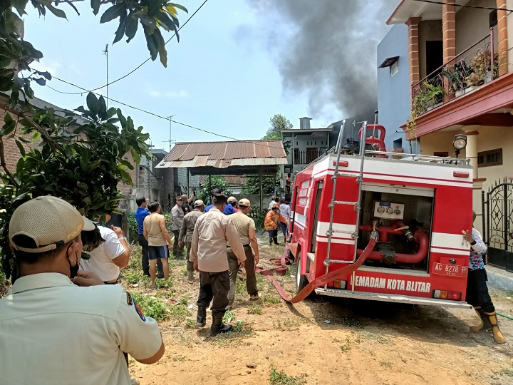 Petugas pemadam saat tiba di lokasi untuk memadamkan api. SP/Lestariono