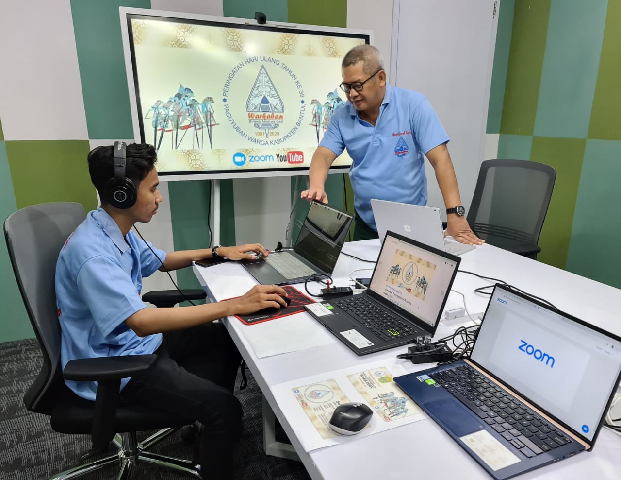 Wahyu P Kuswanda (berdiri) sebagai Koordinator Dukungan IT Virtual Perayaan HUT Ke-39 Warkaban melakukan gladi kotor di Surabaya, Kamis (8/10/2020). 
