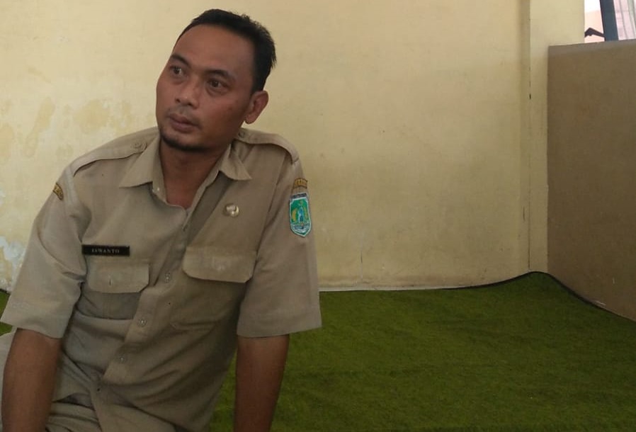 Iswanto staff di kantor Pasar Purwosari saat ditemui wartawan Surabaya Pagi. SP/Her