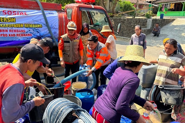 Warga Desa Jukung, Rembang, Jawa Tengah, antusias menerima bantuan air bersih dari PT Semen Gresik. Bantuan air bersih sebanyak 400 ribu liter untuk bencana kekeringan di Kabupaten Rembang disalurkan oleh PT Semen Gresik bagi masyarakat di 14 desa di 9 ke