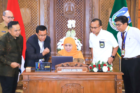 Gubernur Jatim Khofifah Indar Parawansa saat melaporkan SPT Tahunan PPh Tahun 2022 di Gedung Negara Grahadi Surabaya, Senin (27/3/2023).