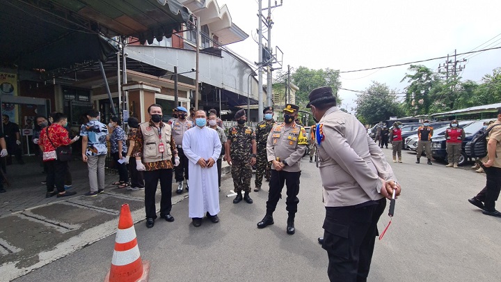 Polrestabes Surabaya mengadakan simulasi pengamanan di Gereja Katolik Kelahiran Santa Perawan Maria di Jalan Kepanjen Surabaya, Minggu (21/11/2021). SP/Bayu