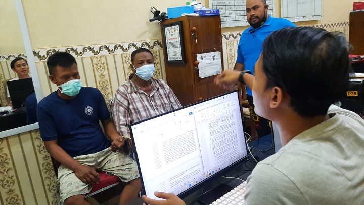 Terduga pelaku judi Togel KS dan IS saat berada di Mapolres Tuban.