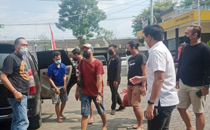 Tersangka Ainun Nofi Hafiful Huda (tangan terborgol) saat digelandang ke Mapolres Kediri.