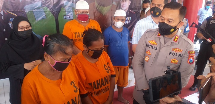 Kapolres Blitar saat menanyai kedua tersangka dalam rilisnya. SP/Hadi Lestariono