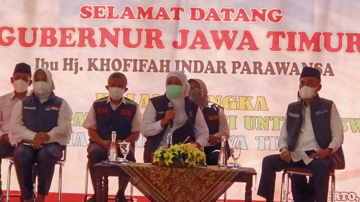 Gubernur Jatim saat melakukan peninjauan vaksin pelajar di SMK Negeri 1 Kota Mojokerto dengan didampingi oleh Walikota Mojokerto Ika Puspitasari dan Kapolresta Mojokerto, Rabu (03/08/2021). SP/ Dwy AS