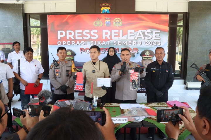 Wakapolres Blitar Kompol Royce menunjukkan barang bukti saat rilis. SP/Lestariono