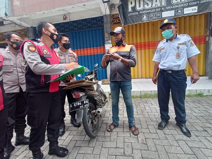 Tim gabungan Polres Mojokerto Kota saat menggelar Operasi Bina Kusuma, Senin (8/9) siang. SP/Dwy AS