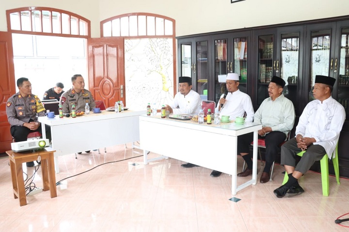 Kapolres Blitar AKBP Anhar Arlia Rangkuti saat silaturahmi dengan ketua LDII bersama Pengasuh Ponpes. SP/Hadi Lestariono
