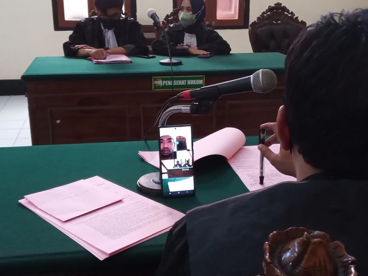 Terdakwa Kurtubi mendengarkan putusan melalui Video Call di PN Surabaya. SP/Budi Mulyono