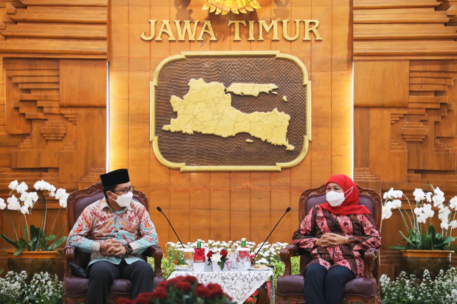 Gubernur Jawa Timur Khofifah Indar Parawansa (kanan) saat menerima kunjungan Duta Besar RI untuk Tunisia, Mr Zuhairi Misrawi di Gedung Negara Grahadi, Surabaya, Senin (29/11/2021) malam.