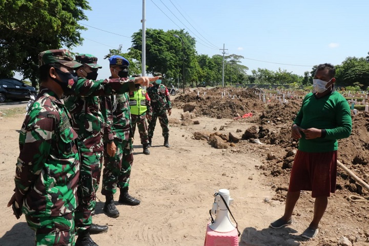 Dandim 0816/Sidoarjo Letkol Inf M. Iswan Nusi, SH bersama Dandenpom V/4 Letkol Cpm David Medion mengunjungi sekaligus pengecekan di tempat Pemakaman Umum Praloyo. SP/Hikmah