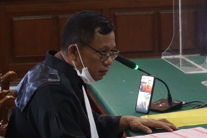 Jaksa penuntut umum Hasanuddin Tandilolo saat menyidangkan terdakwa Abdul Muiz secara video call di PN Surabaya. SP/Budi Mulyono