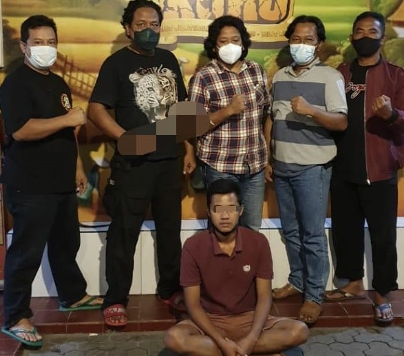 Pelaku pembacokan diamankan Unit Reskrim Polsek Klakah. SP/Lim