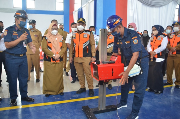 Bupati Fandi Akhmad Yani menyaksikan proses uji kir kendaraan bermotor di gedung yang baru dia resmikan di Kecamatan Cerme. SP/Grs