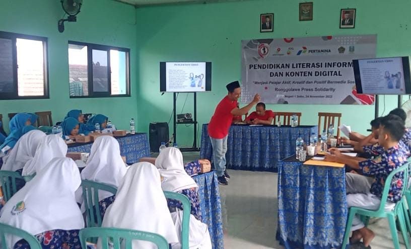 Salah satu narasumber saat menyampaikan materi dihadapan siswa SMA