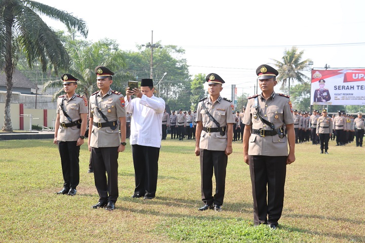 Dua Kasat yang berganti diambil sumpahnya. SP/Lestariono