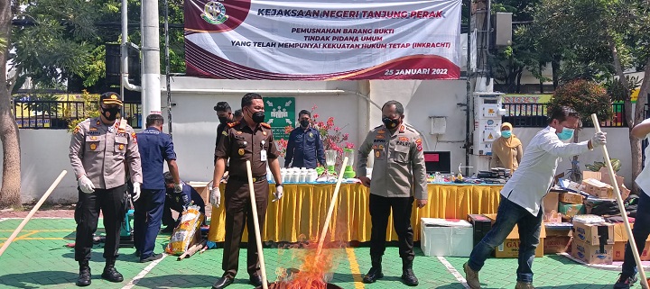 Pemusnahan barang bukti kejahatan di Kejari Perak. SP/Budi Mulyono