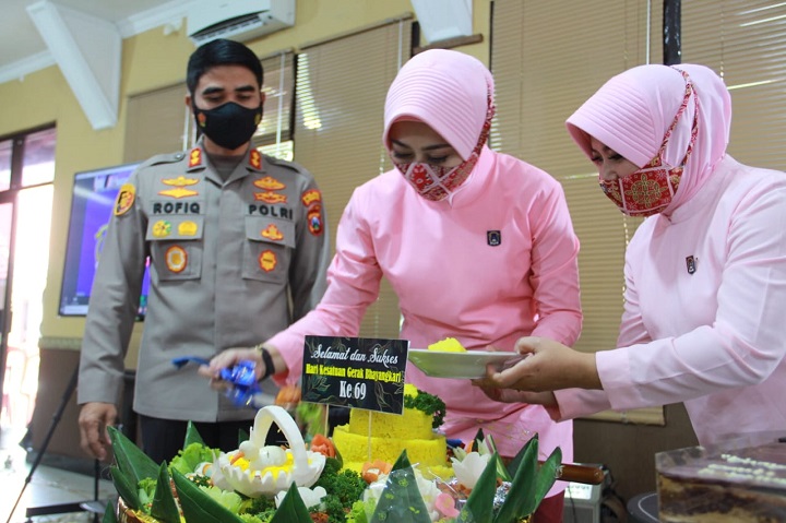 Kapolresta Mojokerto AKBP Rofiq Ripto Himawan beri kejutan kue tart dan nasi tumpeng di syukuran HUT Kesatuan Gerak Bhayangkari Ke-69, Kamis (21/10). SP/Dwy AS