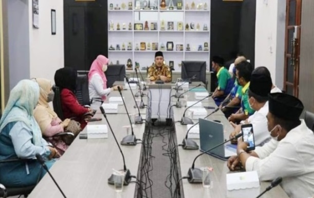 Ketua DPRD Gresik H Much Abdul Qodir SPd saat melakukan audiensi dengan perwakilan pekerja migran, bertempat di ruang rapat pimpinan dewan. SP/Grs