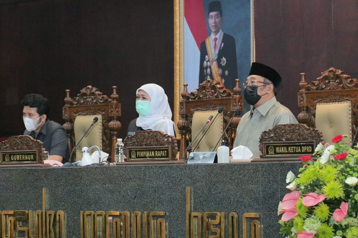 Gubernur Jawa Timur Khofifah Indar Parawansa saat membacakan Nota Keuangan Raperda Pertanggungjawaban APBD Provinsi Jatim TA. 2020 dalam Sidang Paripurna di DPRD Provinsi Jatim, Senin (14/6/2021). SP/ARLANA