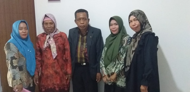 Ketua LPH RI Jatim, Drs. ec. Moh. Anwar, bersama Staf, Dinsos P3A, mendampingi Korban, Askiya, di Polres Sumenep. SP/Ainur Rahman