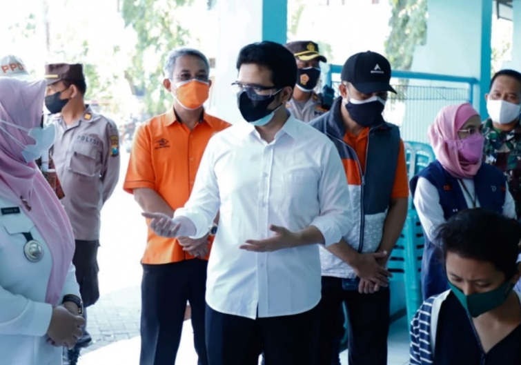 Wakil Gubernur Jatim Emil Elestianto Dardak saat melihat secara dekat penyalurannya di Kantor Kecamatan Semampir Surabaya, Rabu (28/7/2021). SP/LKOMINFO JATIM