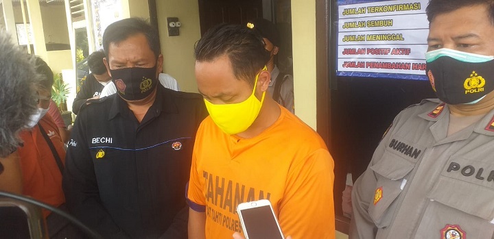 Tersangka AGS saat memberikan pengakuan kepada awak media. SP/Les