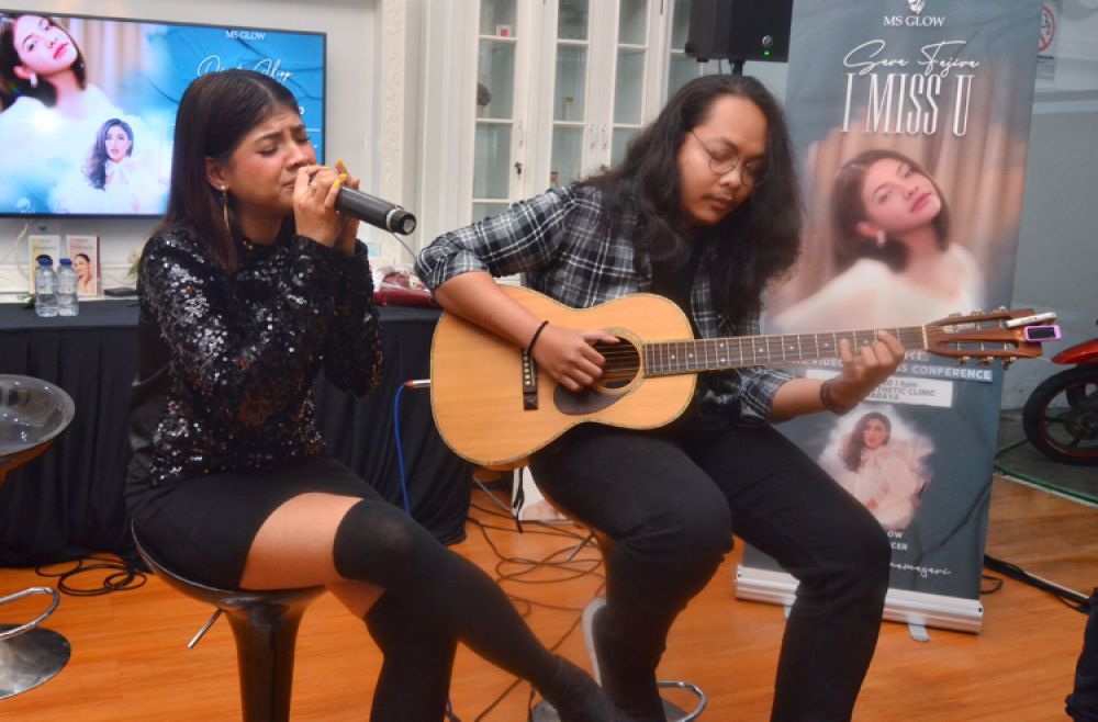 Sarah Fajira menyanyikan I Miss You saat Press conference premiere music video di MS Glow Aesthetic Clinic Surabaya, Minggu (12/7).