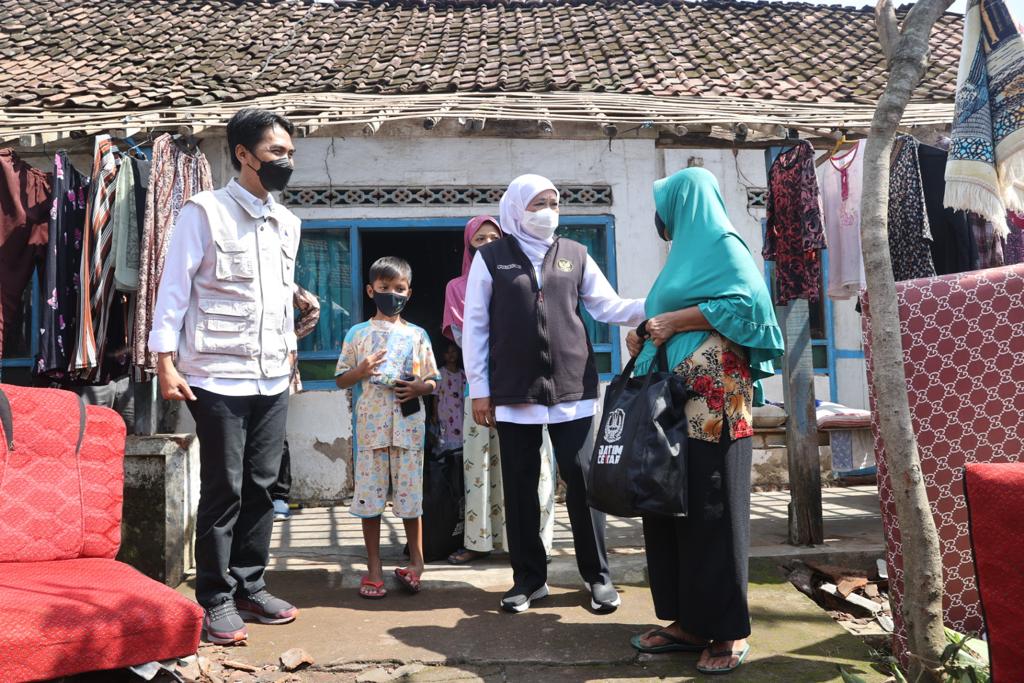 Gubernur Jatim Khofifah Indar Parawansa saat melakukan peninjauan di salah satu rumah terdampak puting beliung di Madiun.