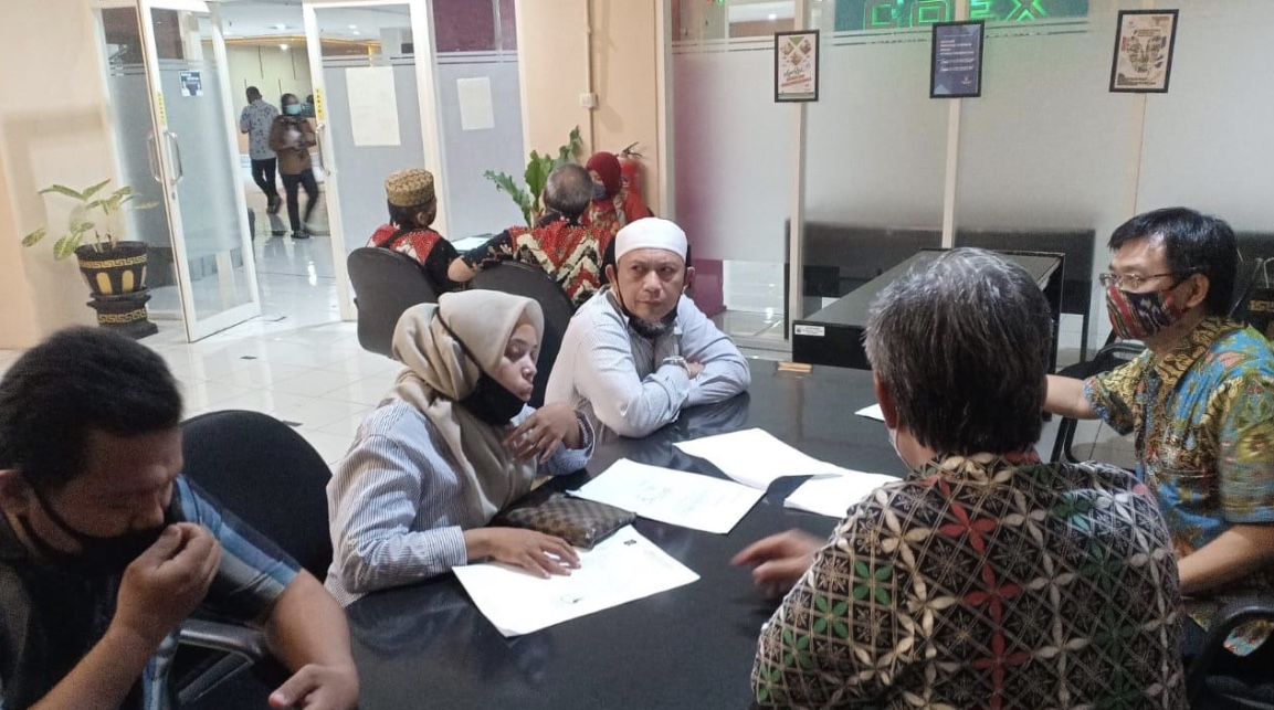Foto: Ketua, Sekertaris koperasi dan Bendahara Koperasi Dadi Rukun (KDR), klarifikasi benar tidaknya layangan surat yang diterima pihak Koperasi. SP/ALQ