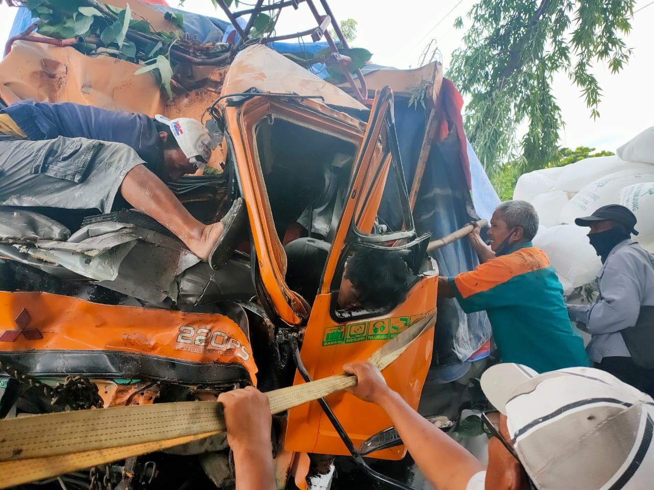 Kondisi truk yang ringsek usai menabrak pohon. Nampak korban terjepit sebelum dievakuasi. SP /M. AIDID
