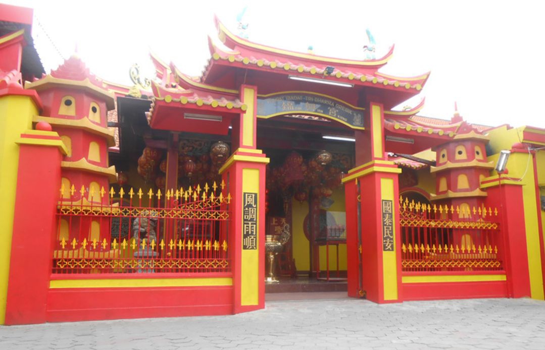 Klenteng Kim Hin Kiong tetap berdiri tegak di tengah perkampungan muslim Kota Gresik. SP/ M. AIDID