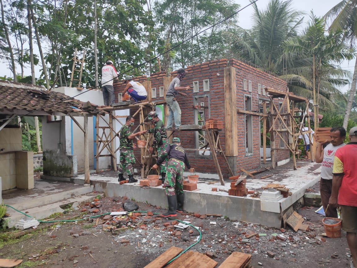 Petugas saat melakukan gotong royong. SP/ Lim