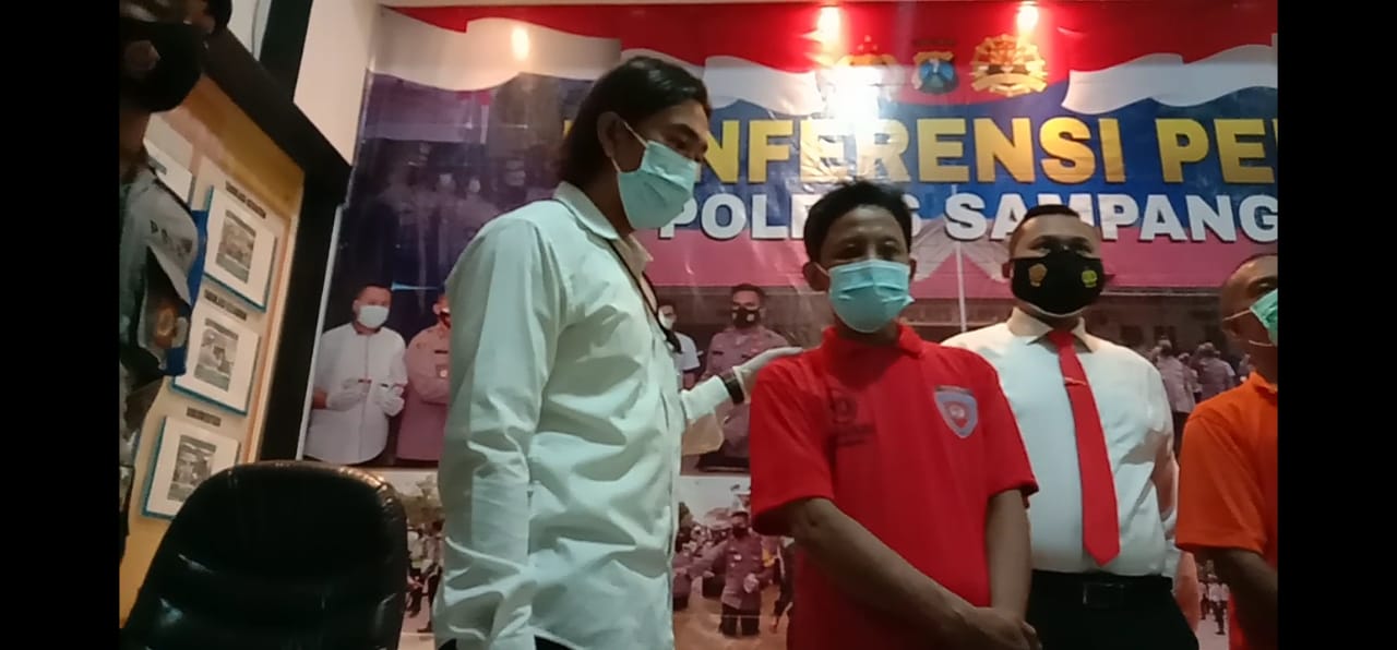 Mantan Kades Banjar Talelah disaat dirilis di Mapolres Sampang. SP/ Gan