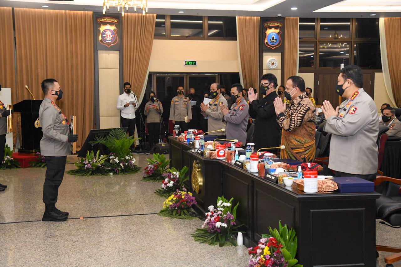 Kapolres AKBP Arief Fitrianto saat menerima penghargaan di hadapan Menpan-RB Tjahjo Kumolo, Kapolri Jendral Pol Listyo Sigit Prabowo, Ketua KPK Firli Bahuri dan sejumlah Pati Polri. SP/ M. AIDID