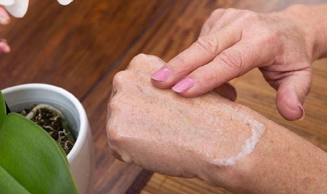 Rajin dan rutin melakukan perawatan kulit untuk mendapatkan kulit wajah yang halus dan kencang. SP/ ID