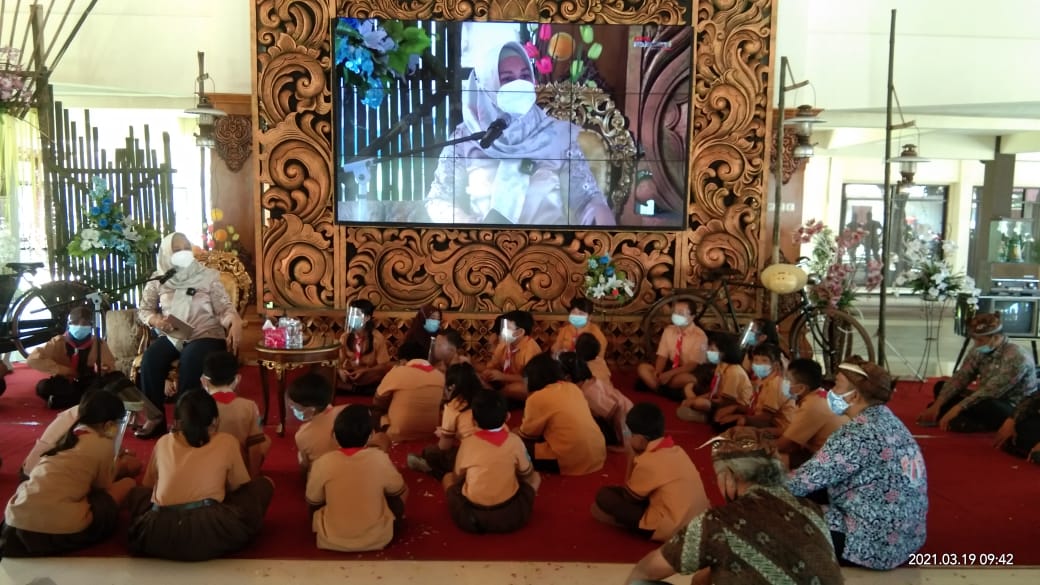 Wali Kota Mijokerto, Ika Puspitasari saat mendongeng asal usul nama Majapahit. SP/Dwy Agus Susanti