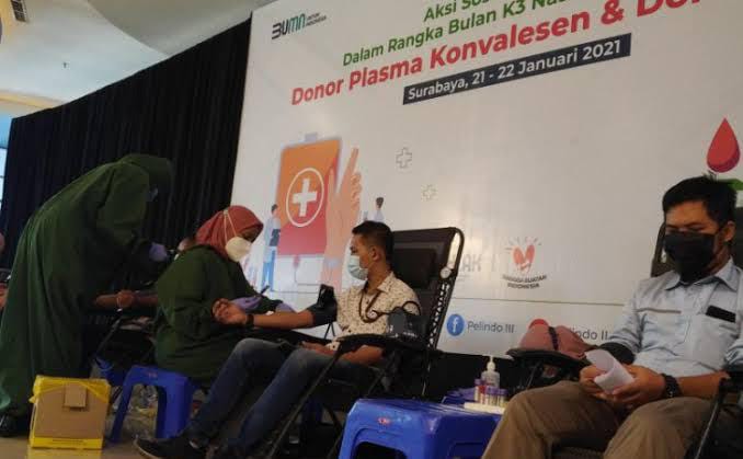 Pelindo III bersama Palang Merah Indonesia (PMI) menggelar donor plasma konvalesen bagi penyitas covid-19. SP/ Sem