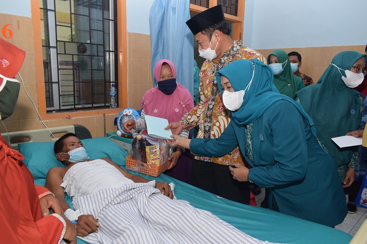 Bupati bersama istri saat mengunjungi pasien program HCS di RSUD dr Soegiri. SP/MUHAJIRIN KASRUN