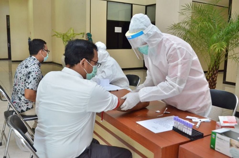 Perwakilan perusahaan saat mengikuti rapid test di Kantor Bupati Gresik, Jumat (8/5). SP/M.AIDID