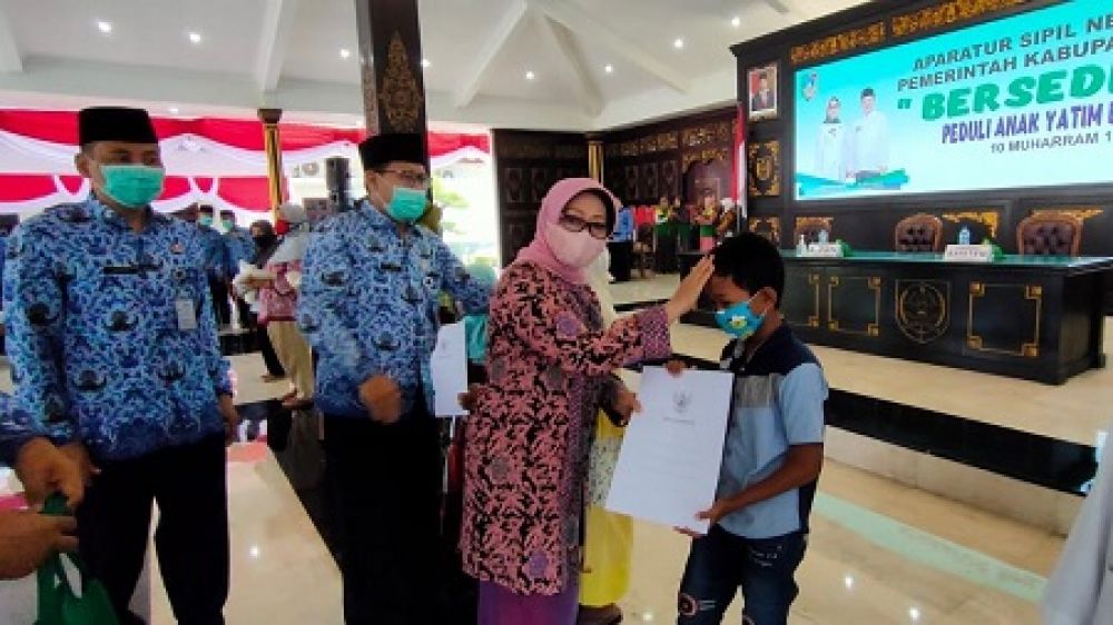 Bupati Jombang, Hj. Mundjidah Wahab serahkan bantuan secara simbolis. SP/hms
