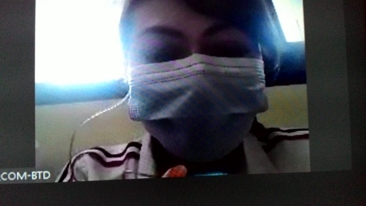 Terdakwa Sinta Nur Indah Sari Binti Abdul Malik mendengarkan tuntutan yang diberikan JPU Sabetania R di Pengadilan Negeri Surabaya, Selasa (6/4). SP/Patrik Cahyo