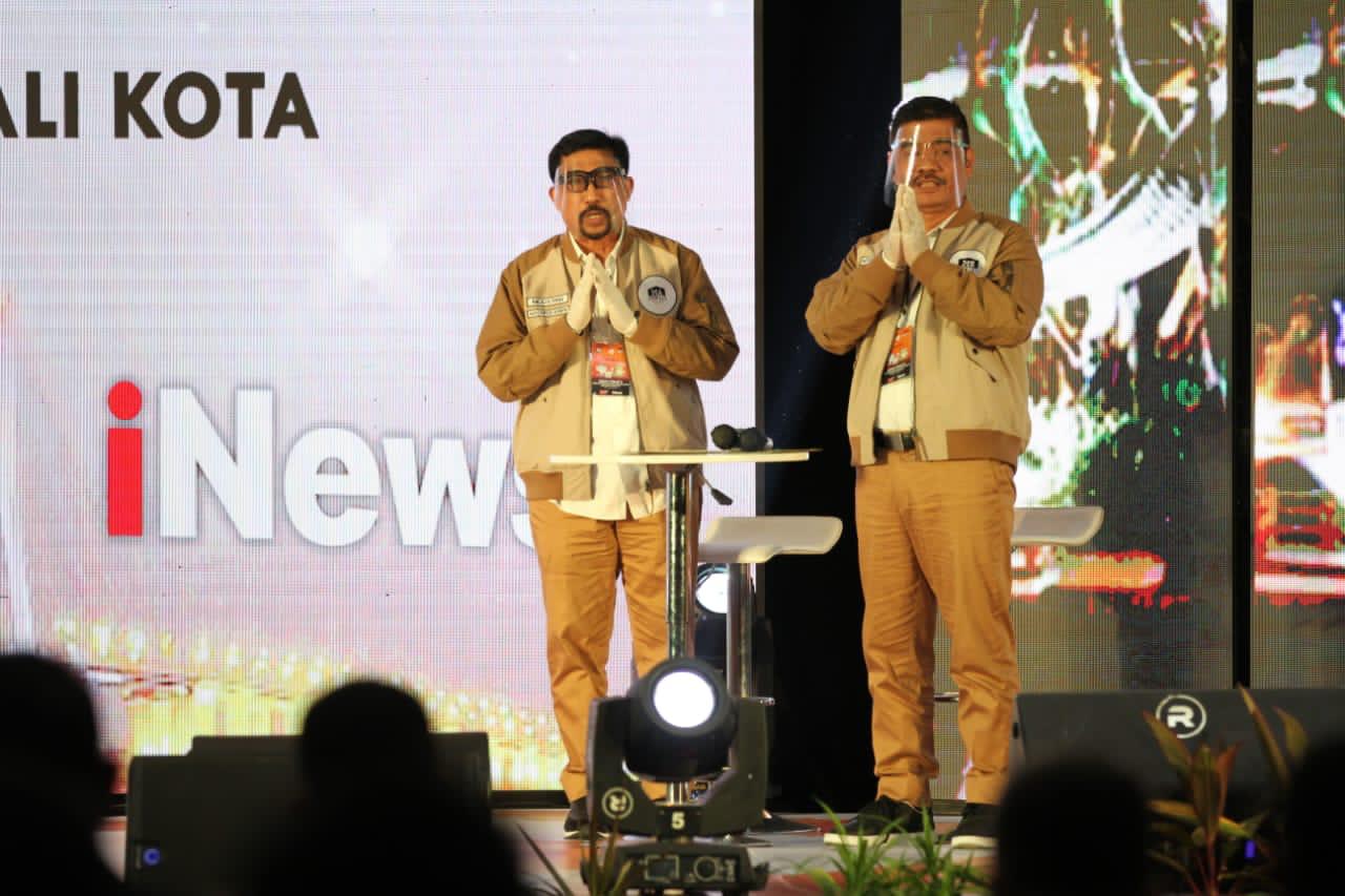 Calon Wali Kota dan Wakil Wali Kota Surabaya nomer urut 2, Mahfud Arifin dan Mujiaman Sukirno tampil lugas dalam debat kedua. SP/ Patrick Cahyo