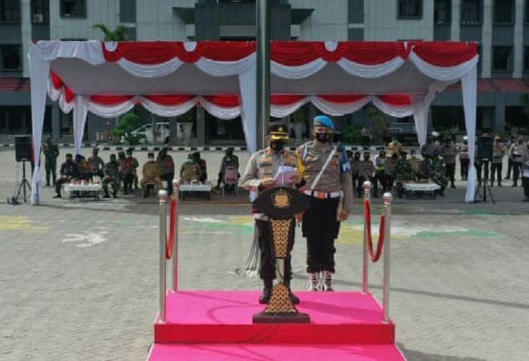 Kapolres AKBP Arief Fitrianto saat memimpin apel pasukan Operasi Lilin 2020 di Halaman Kantor Bupati Gresik.  SP/ M. AIDID