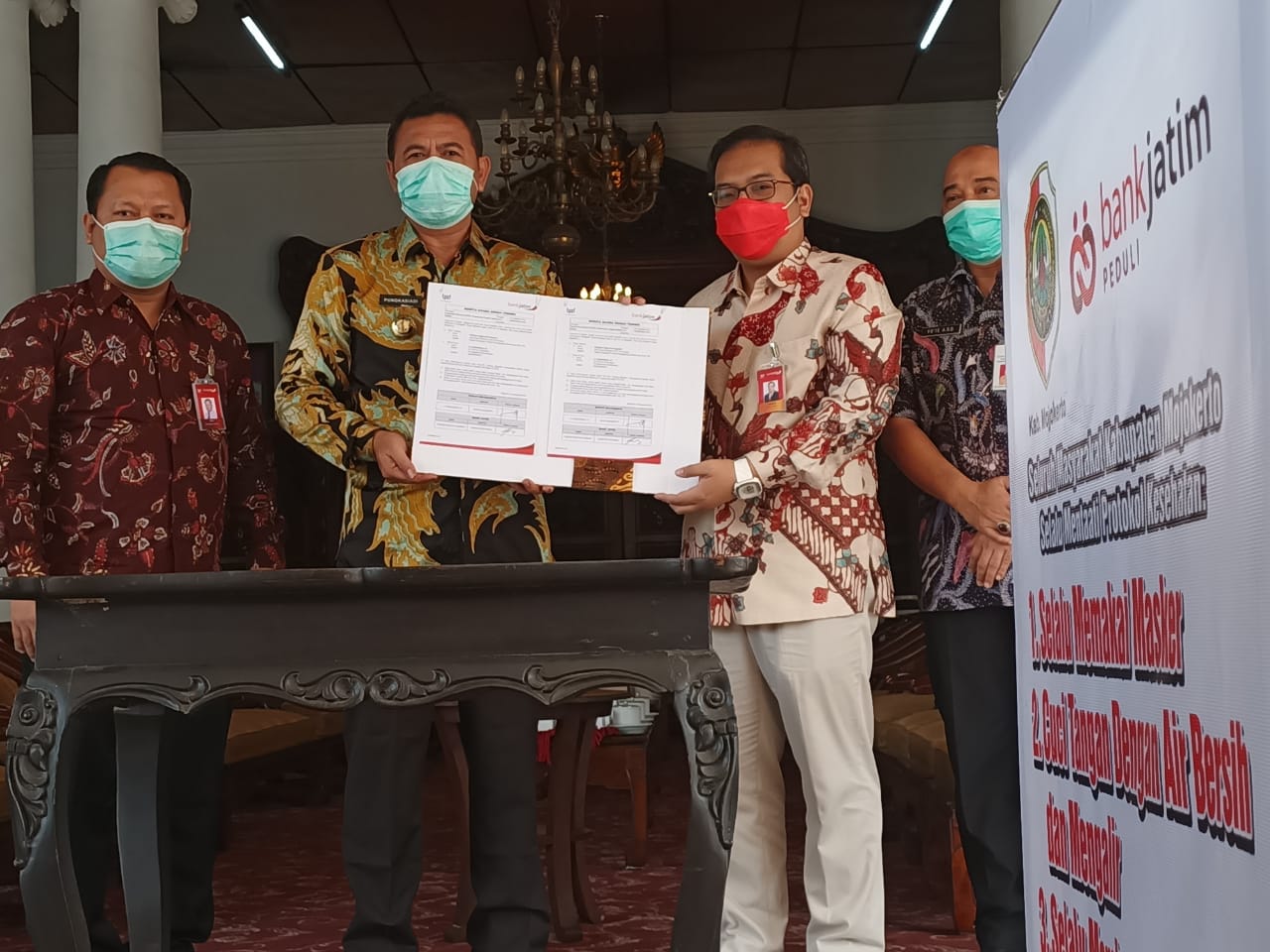 Bupati Mojokerto, Pungkasiadi saat menetima bantuan CSR dari Bank Jatim. SP/ Dwy AS