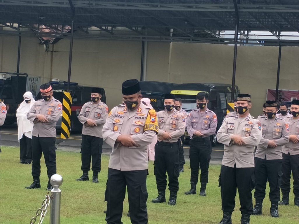 Puluhan anggota Polresta Mojokerto saat melaksanakan sholat ghaib di lapangan Mapolresta Mojokerto. SP/Dwy Agus Susanti