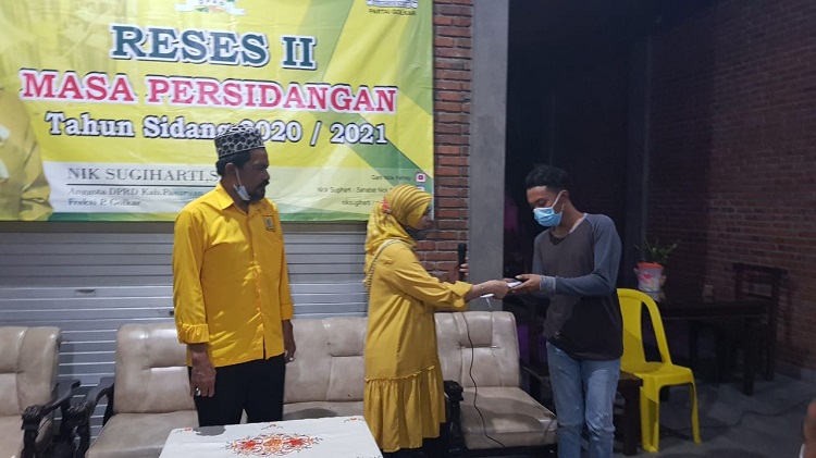 Anggota DPRD Fraksi Golkar Pasuruan Nik Sugiharti Laksanajan Reses II bersama Anjal dan IPPNU. SP/ Hikmah